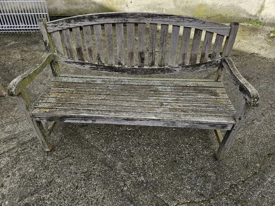 Banc en bois rénové, avant