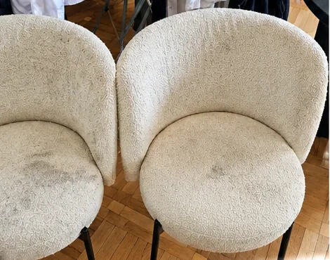 Fauteuils en tissu tachés, avant le nettoyage