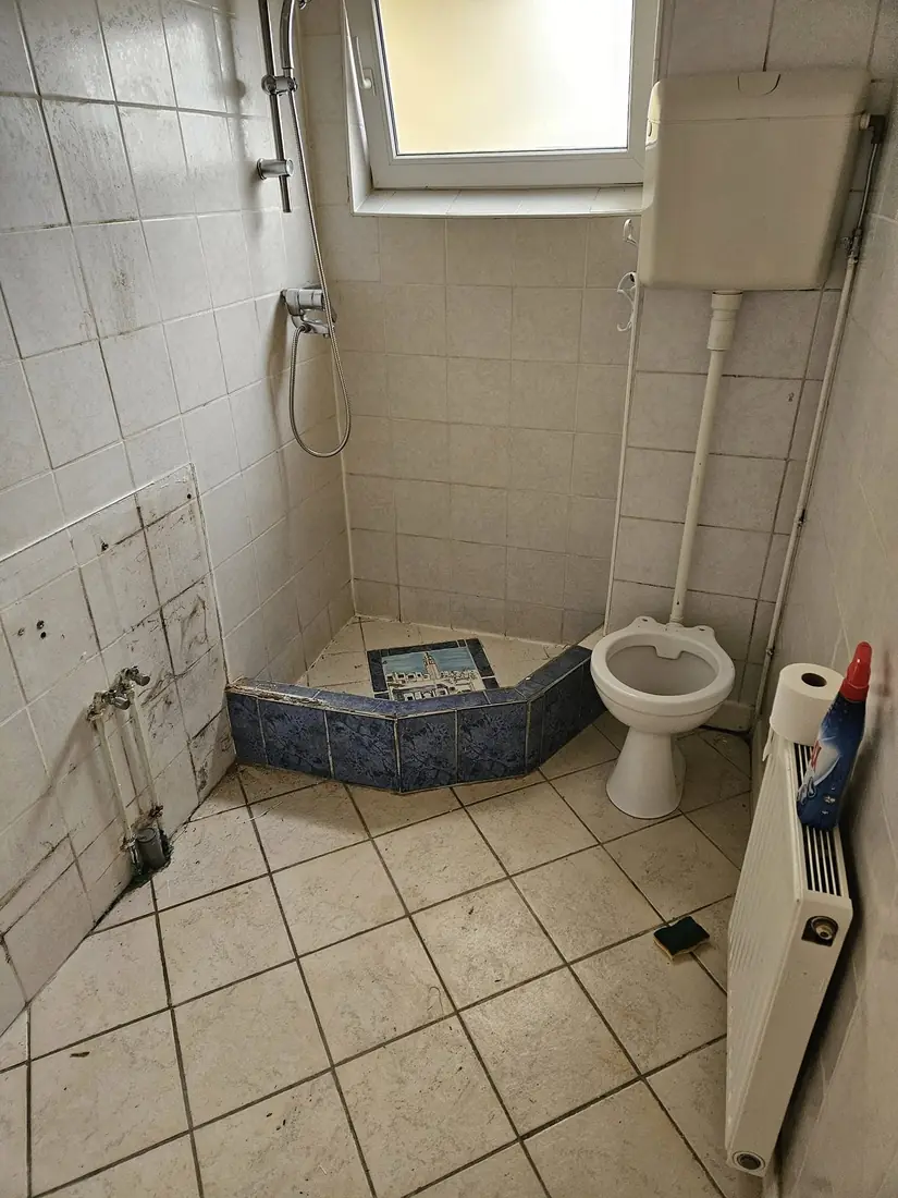 Salle d’eau refaite, avant