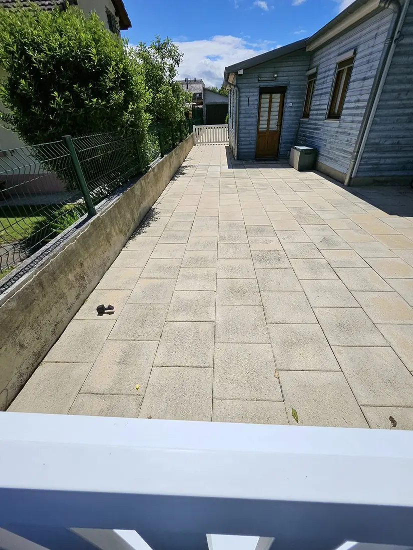 Terrasse dallée propre